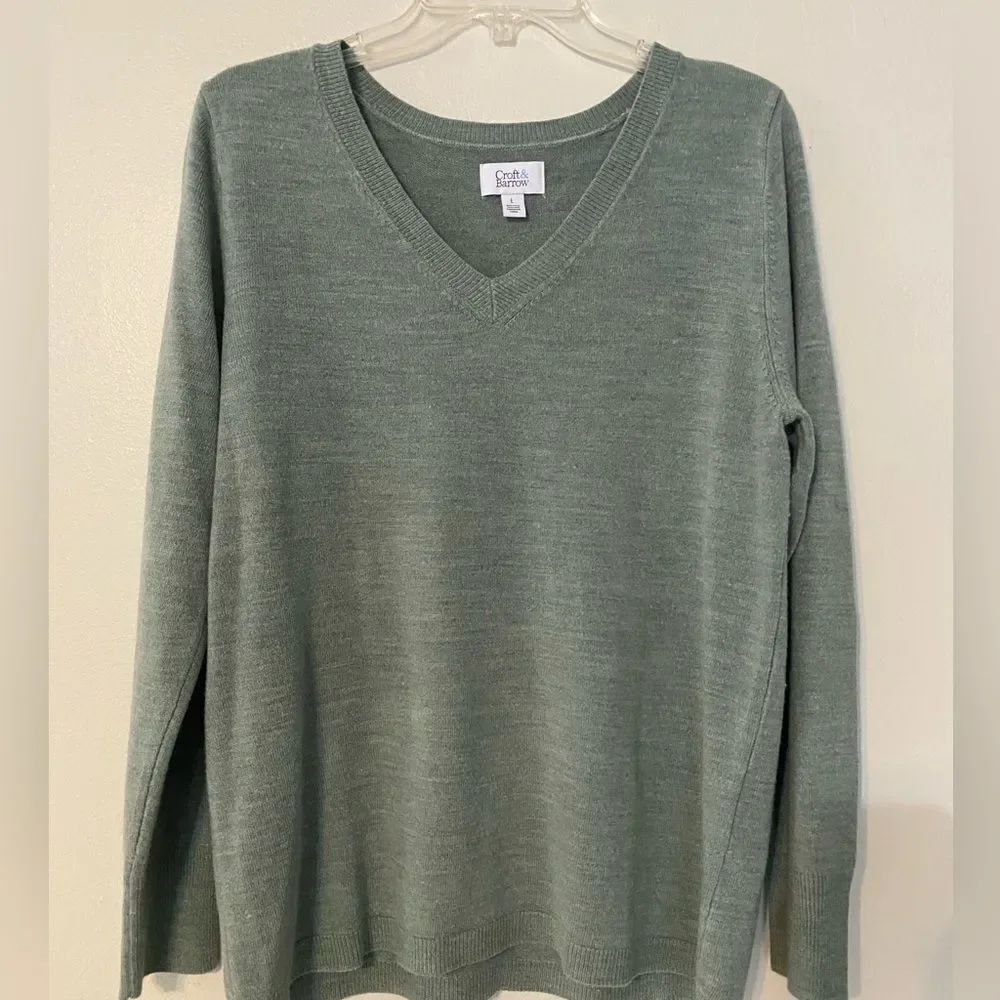 Croft & Barrow Woman’s V-Neck Sweater in Sage